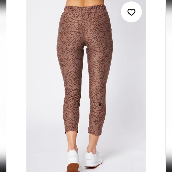 NWT Scorpio Sol Fare Crop Jogger Mocha Ditsy Cheetah - Picture 4 of 9